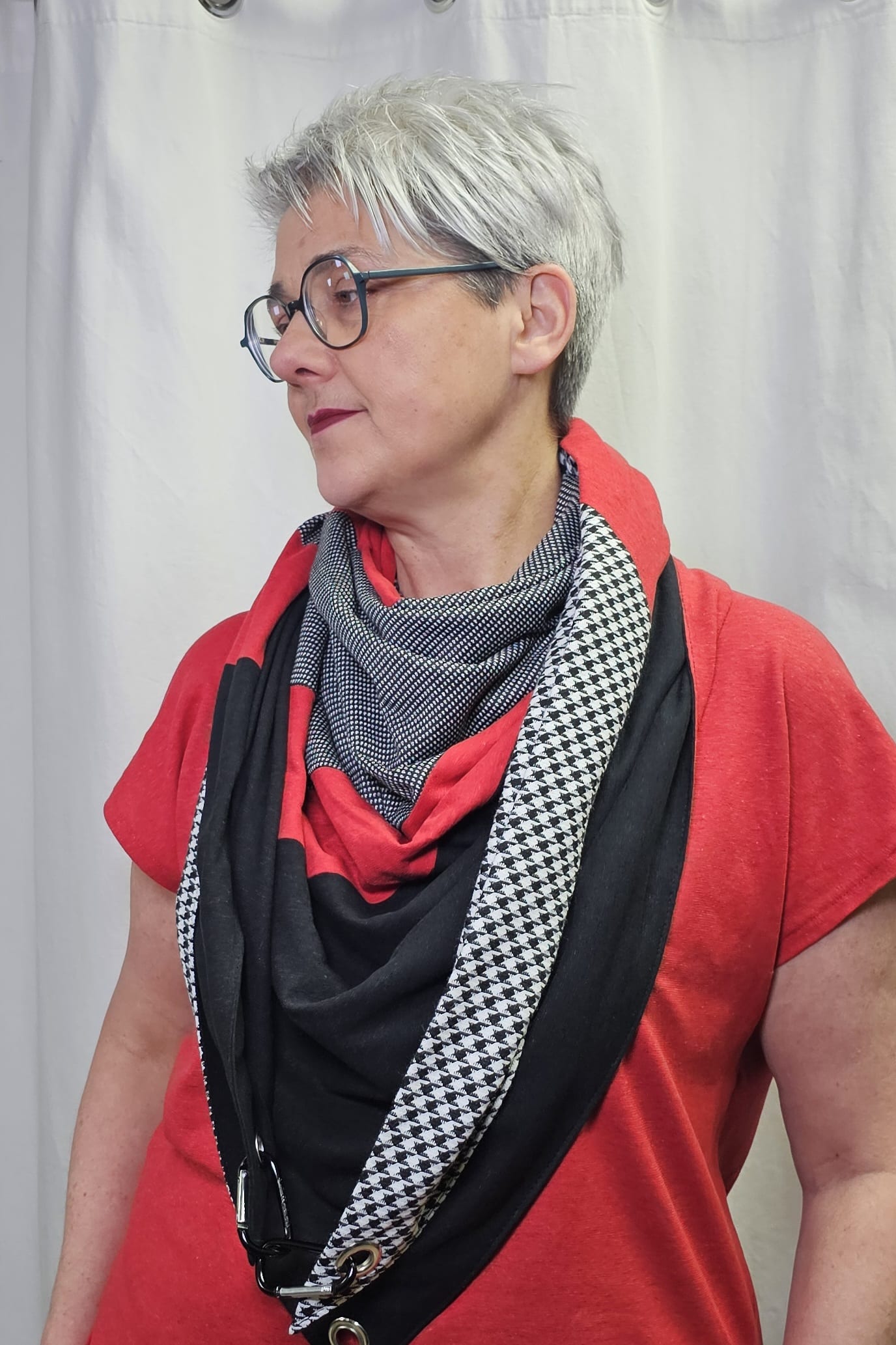 Dreieckstuch mit Karabiner, Hahnentritt mit Schwarz und Rot