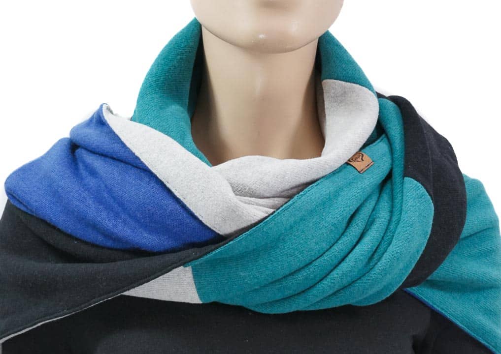 Dreieckstuch mit Karabiner, Colourblocking in weichem Strick, smaragd-schwarz-hellgrau-royalblau