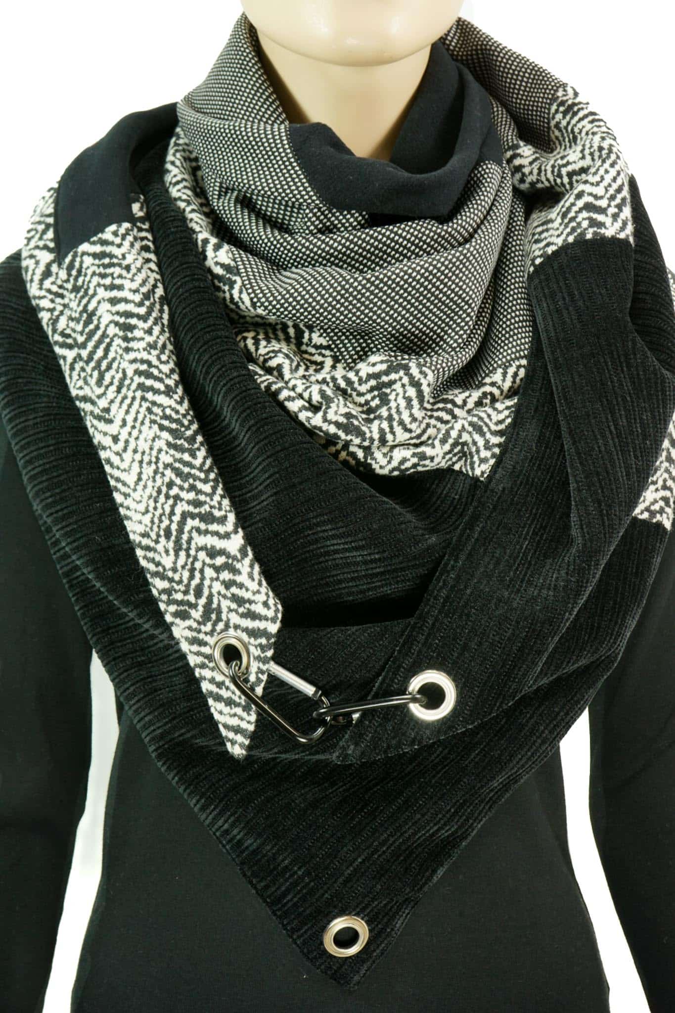 Dreieckstuch mit Karabiner, klassischer Mustermix, kuschlig weich
