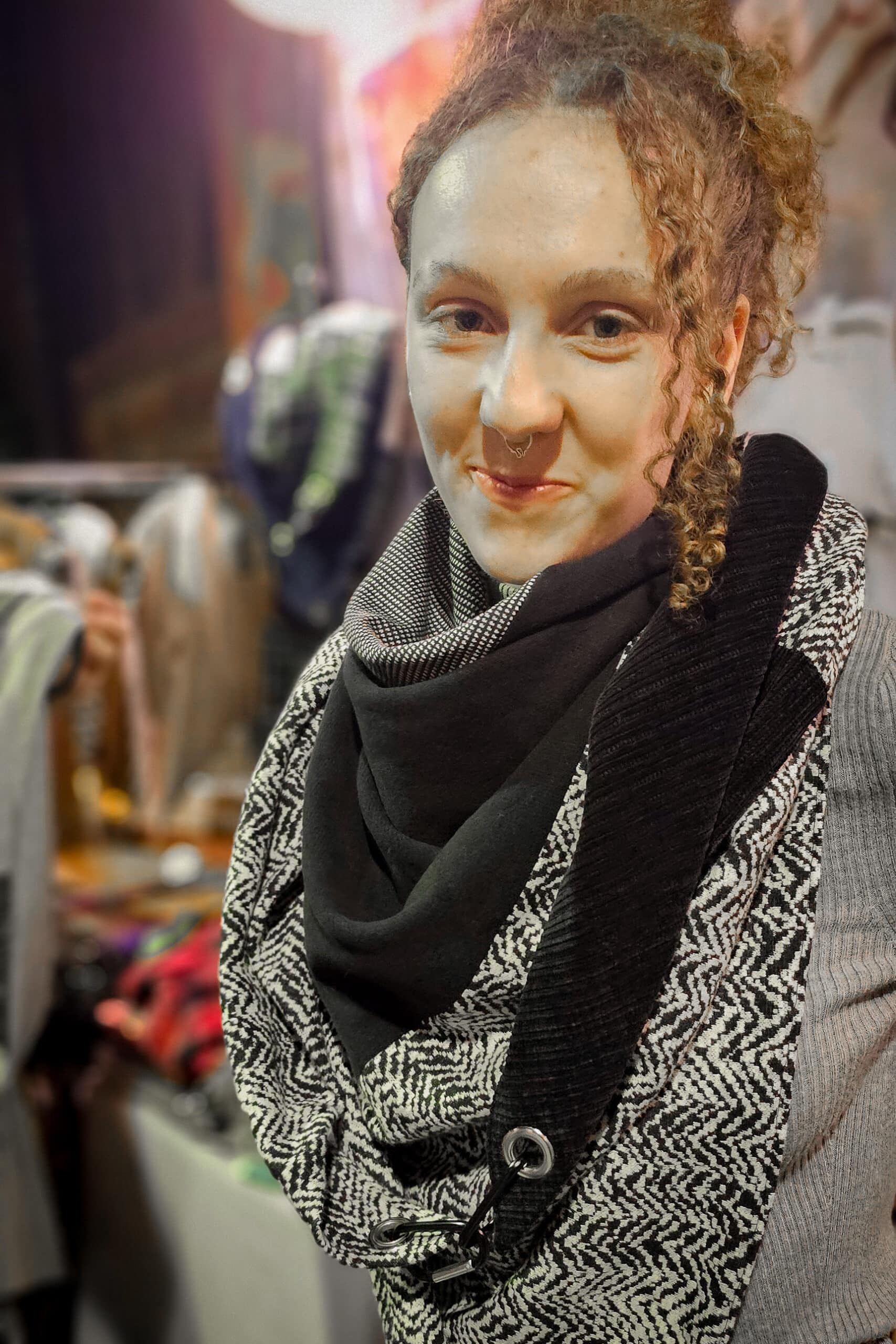 Dreieckstuch mit Karabiner, klassischer Mustermix, kuschlig weich