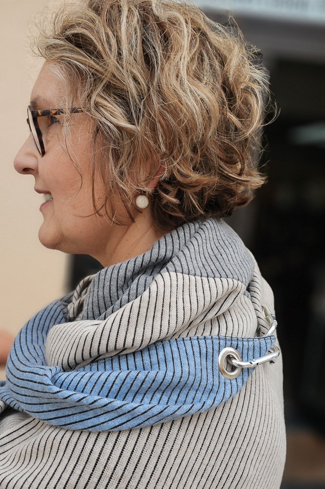 Dreieckstuch mit Karabiner, pastelliger Rippstrick, blau/grau/sandbeige