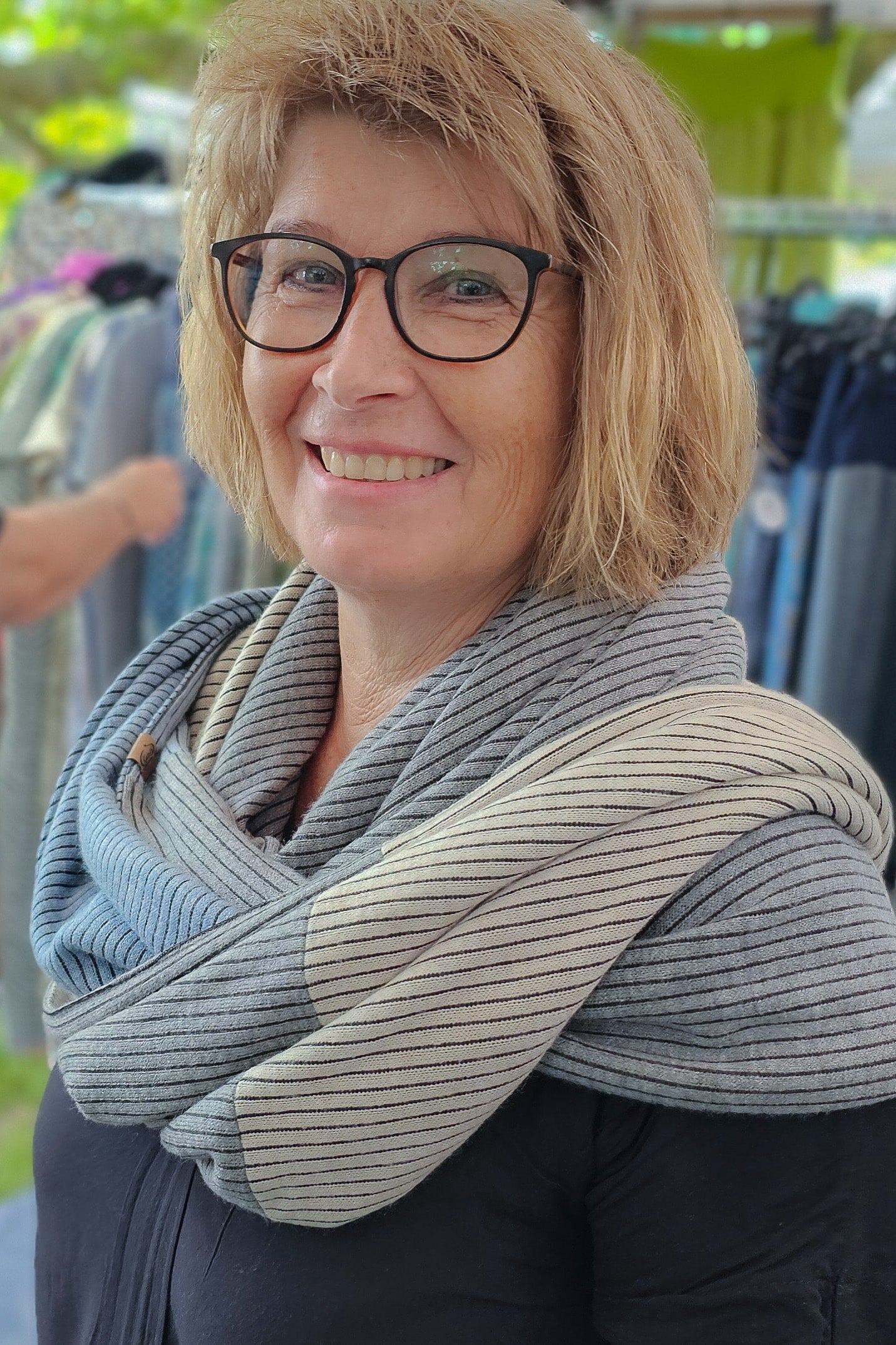 Dreieckstuch mit Karabiner, pastelliger Rippstrick, blau/grau/sandbeige