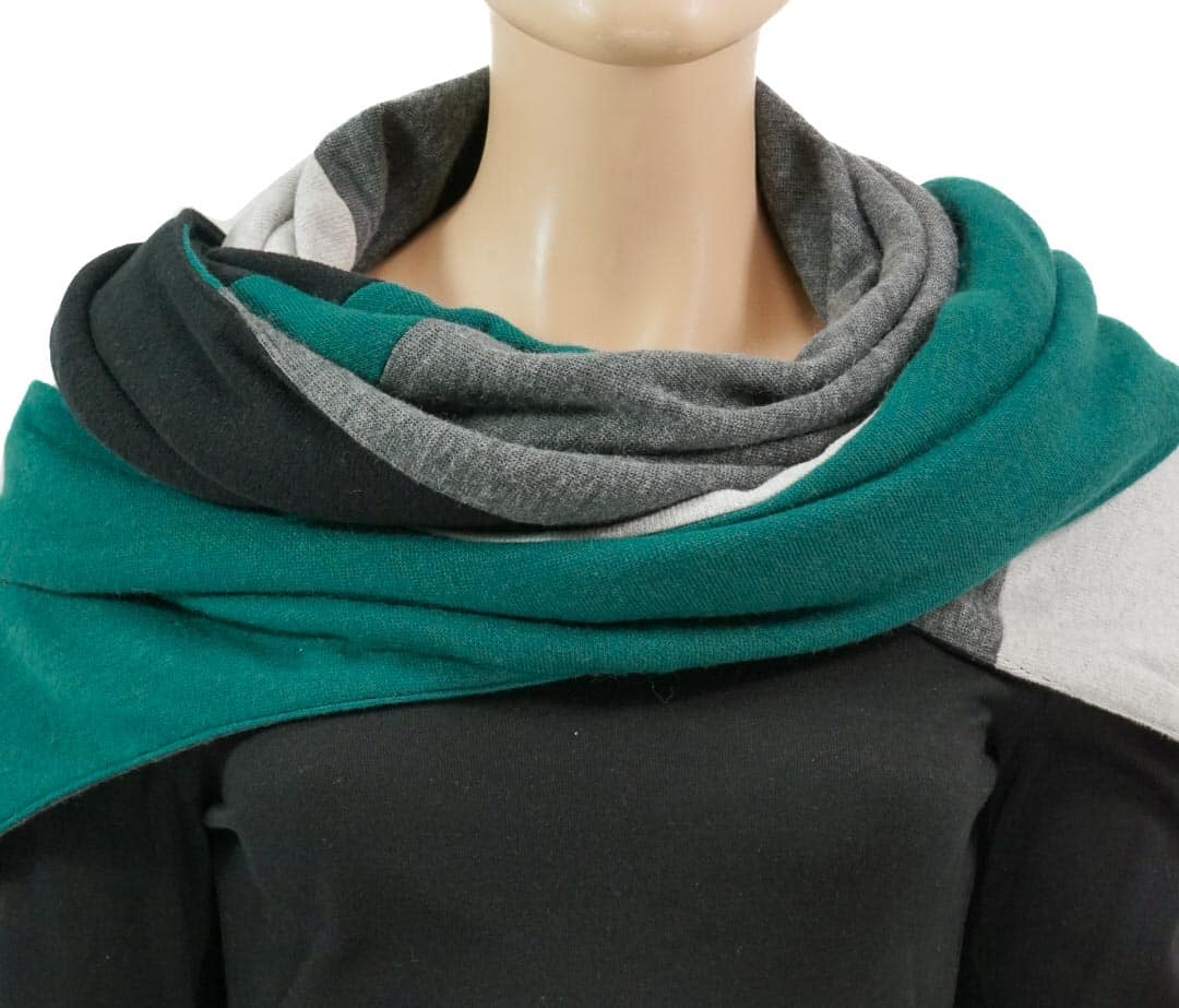 Dreieckstuch mit Karabiner, Colourblocking in weichem Strick, smaragdgrün-grau-weiß-schwarz