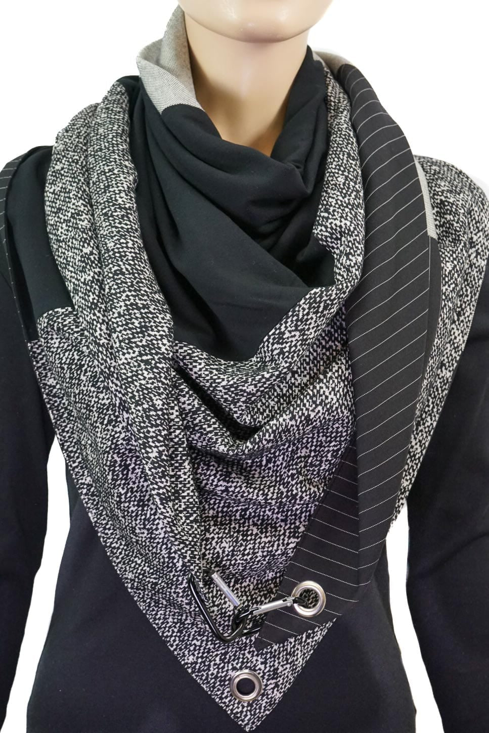 Dreieckstuch mit Karabiner, Materialmix schwarz