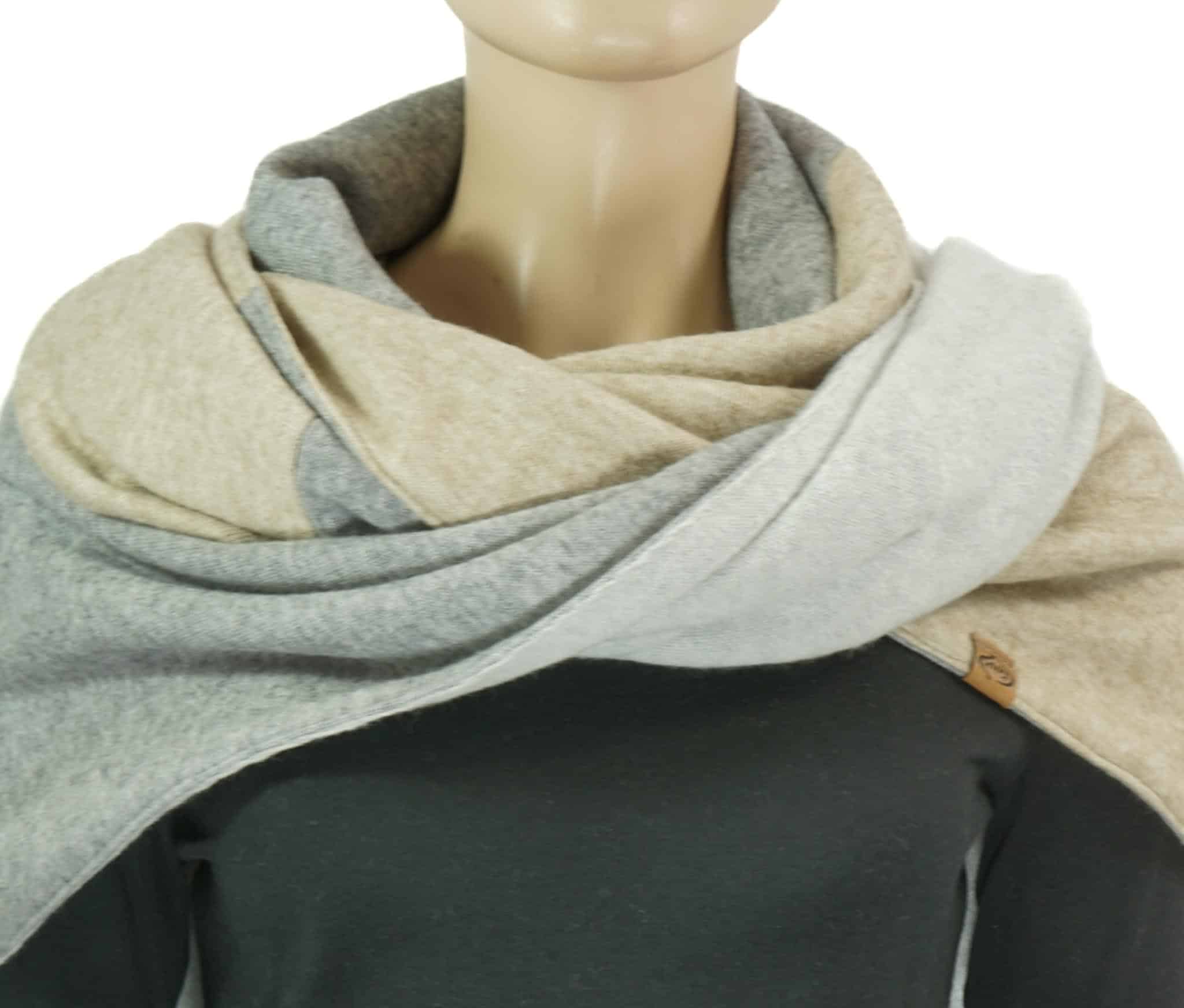 Dreieckstuch mit Karabiner, Colourblocking in weichem Strick, wollweiß-hellgrau-sand