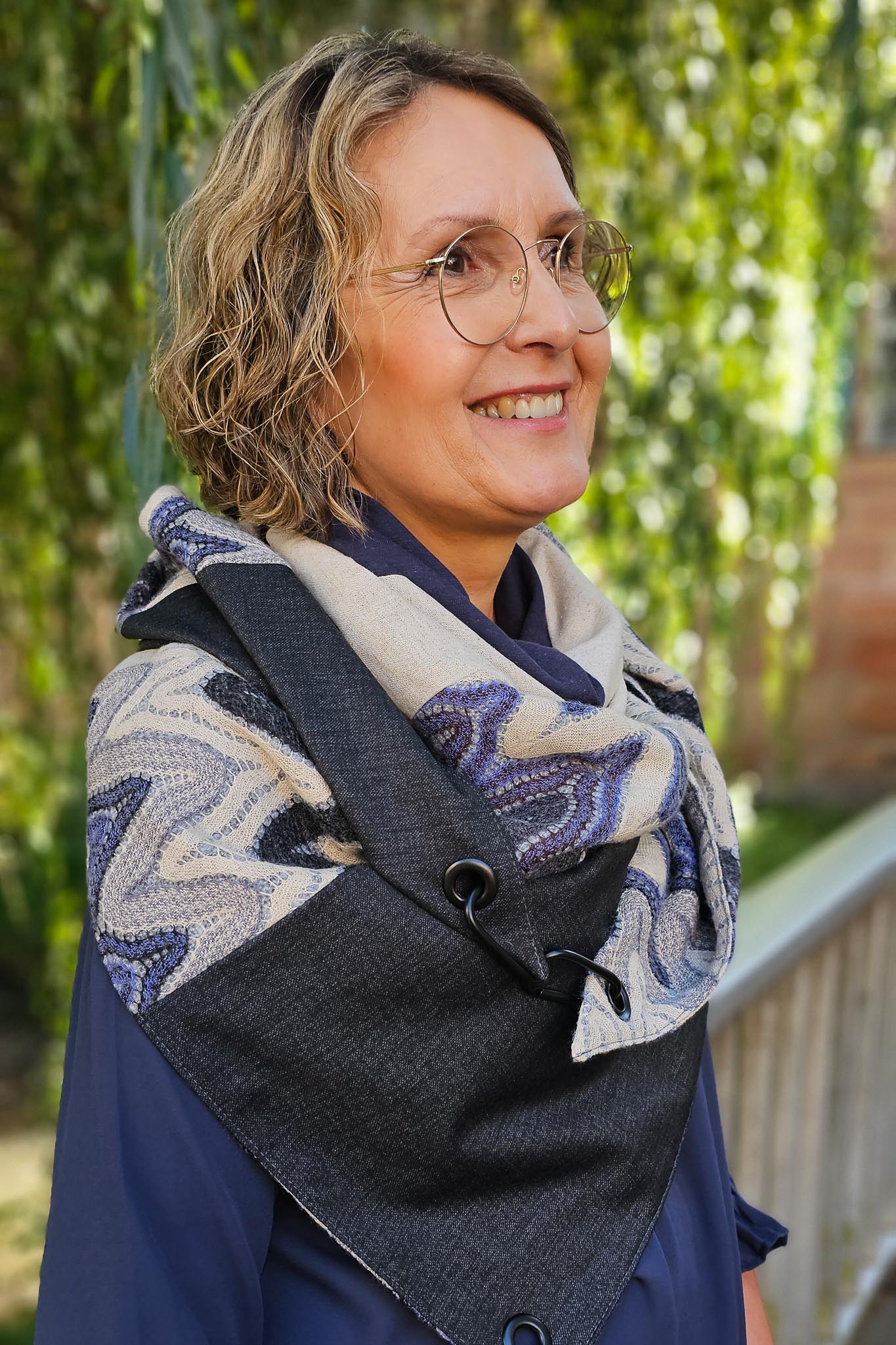 Dreieckstuch mit Karabiner, Materialmix schwarz-blau-grau mit Spitze