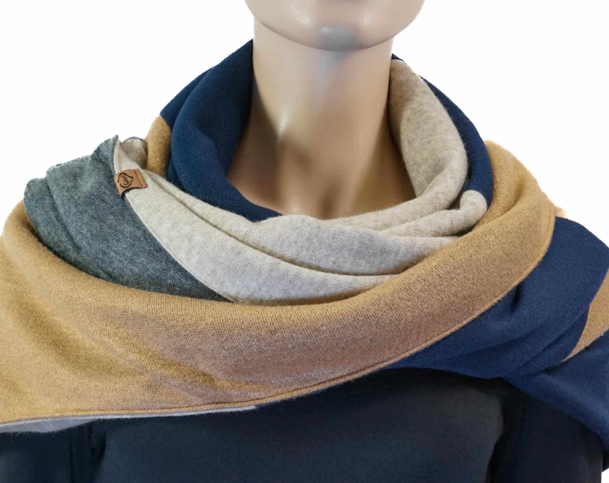 Dreieckstuch mit Karabiner, Colourblocking in weichem Strick, camel/marine/beige/grau