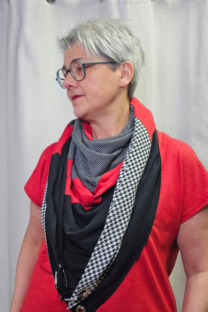 Dreieckstuch mit Karabiner, Hahnentritt mit Schwarz und Rot