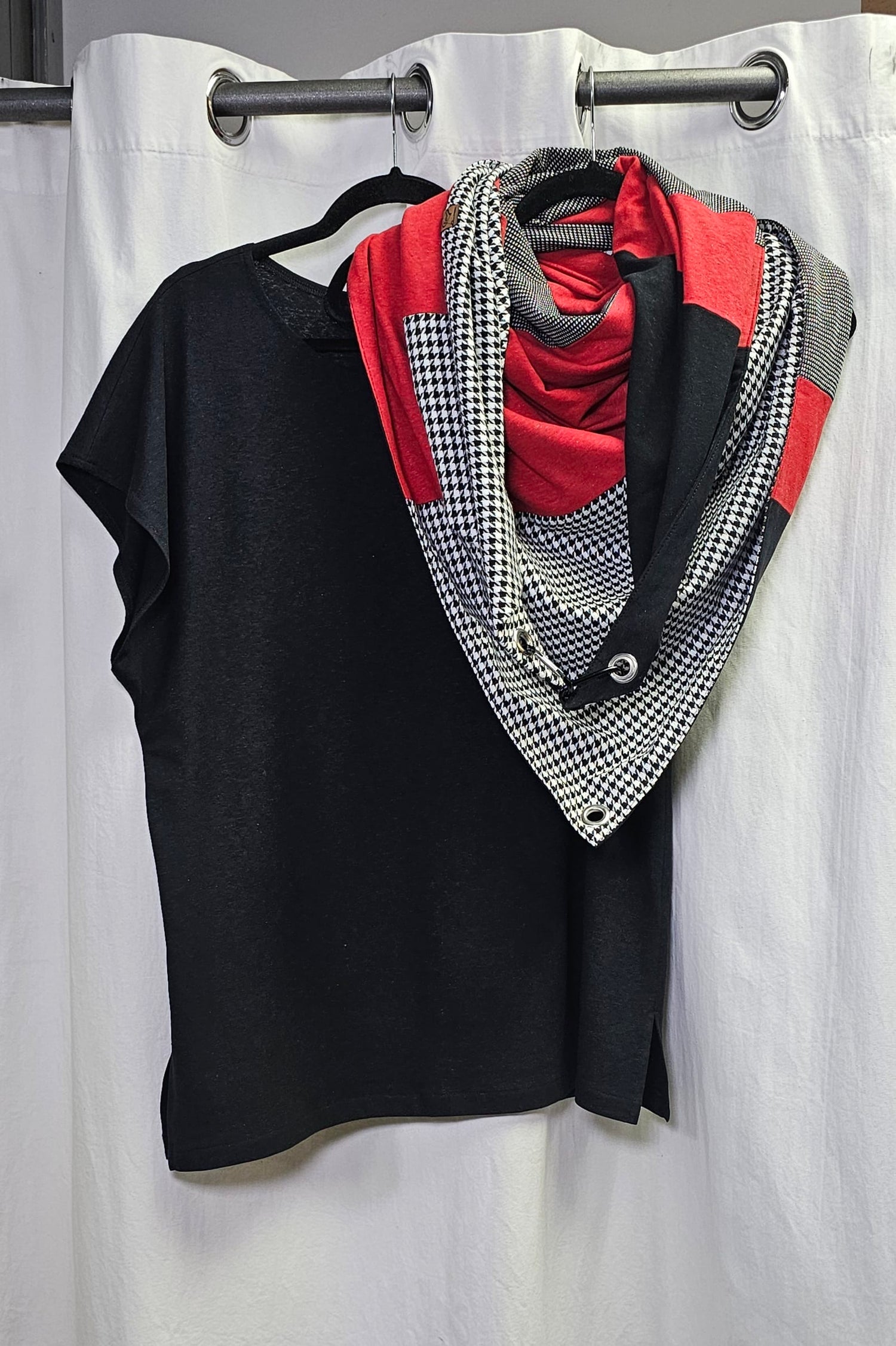 Dreieckstuch mit Karabiner, Hahnentritt mit Schwarz und Rot