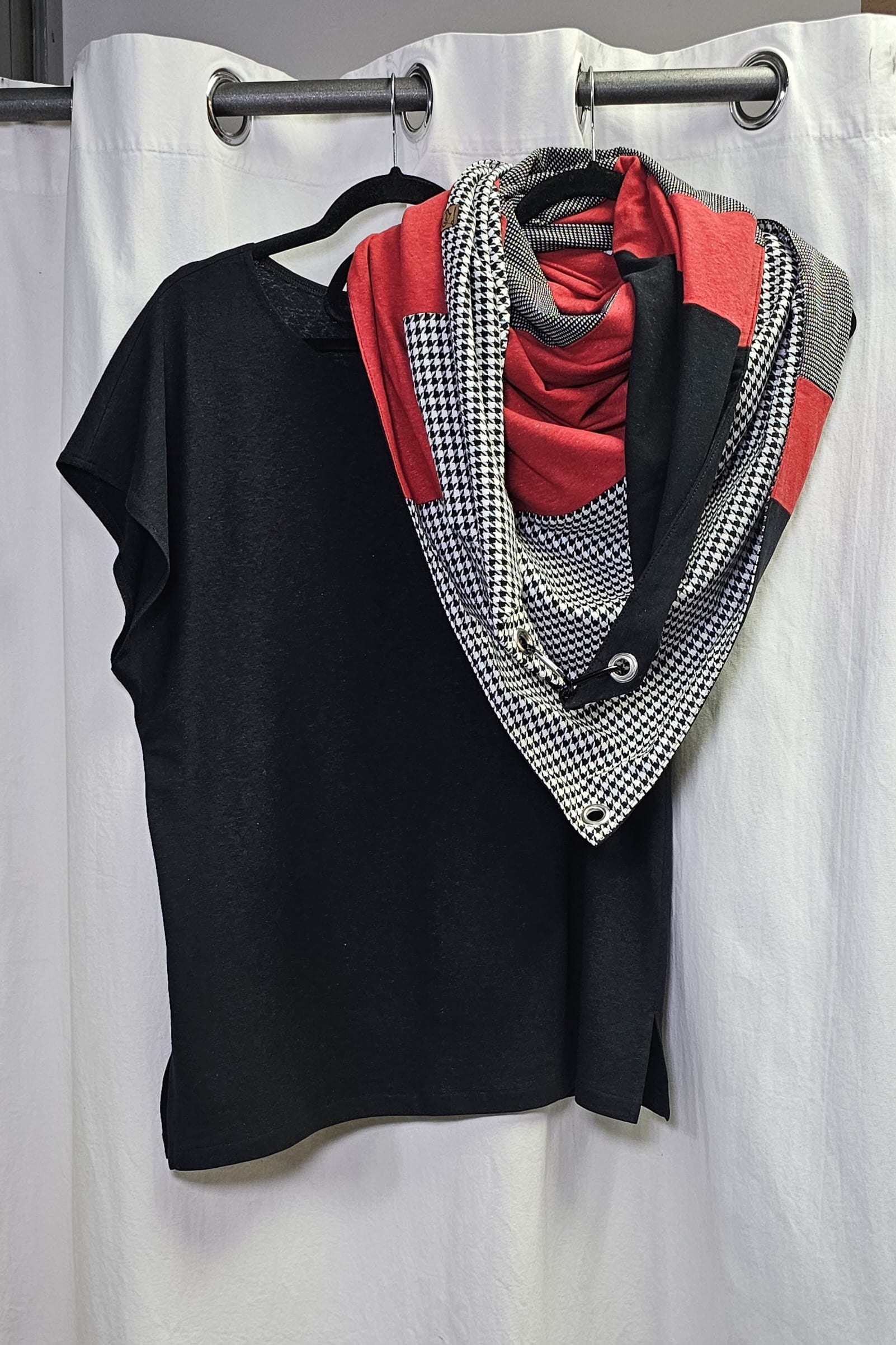 Dreieckstuch mit Karabiner, Hahnentritt mit Schwarz und Rot