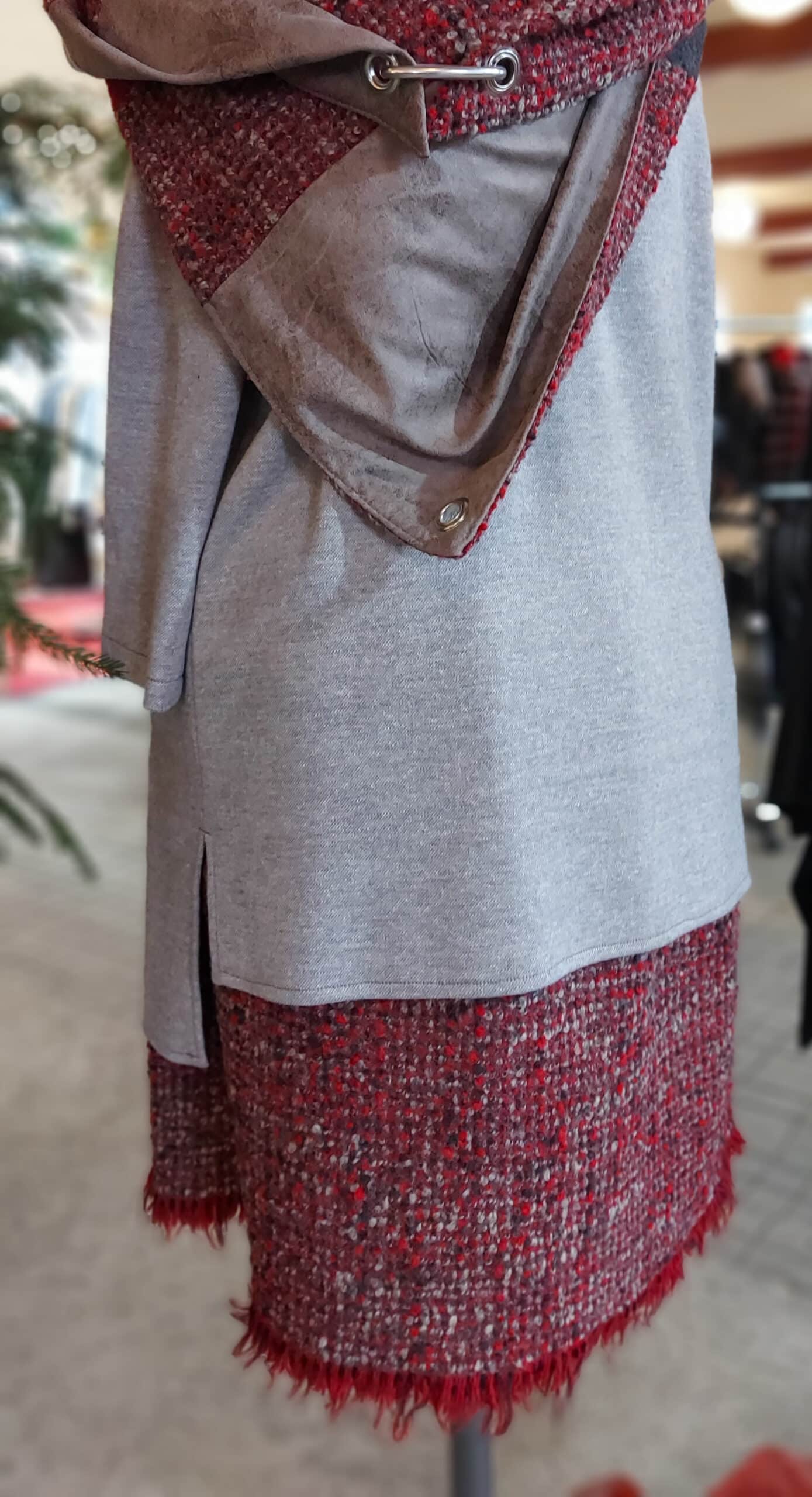 Dreieckstuch mit Karabiner, Bouclé im Wollmix