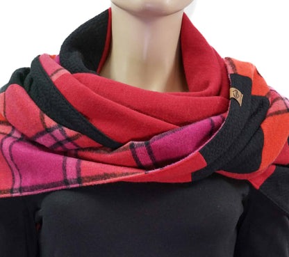 Dreieckstuch mit Karabiner, kariert pink-rot-schwarz, weich ohne Wolle