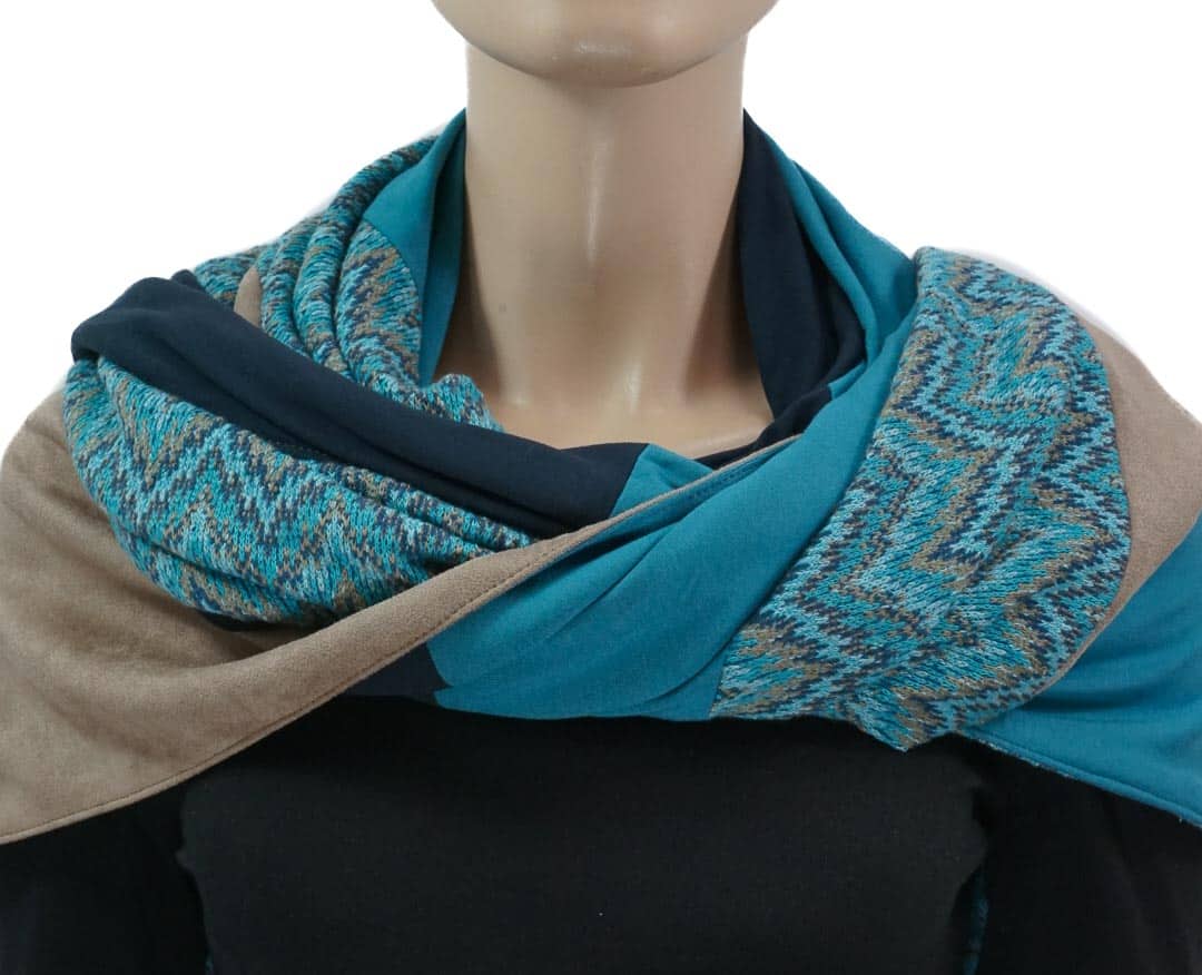 Dreieckstuch mit Karabiner, leichter Strick in Chevron Muster