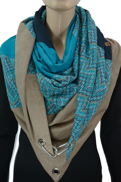 Dreieckstuch mit Karabiner, leichter Strick in Chevron Muster