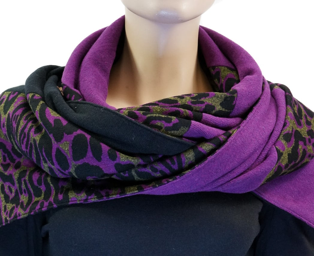 Karabinertuch PURPLE LEO |  Lila Strick &amp; Jersey-Print