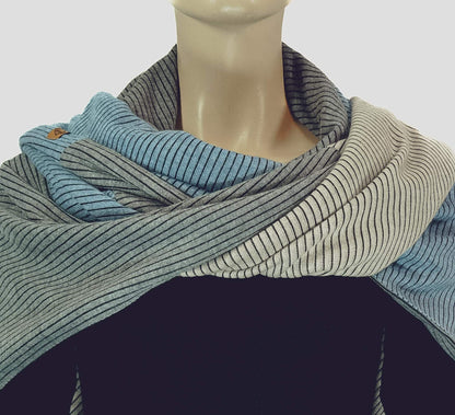 Dreieckstuch mit Karabiner, pastelliger Rippstrick, blau/grau/sandbeige