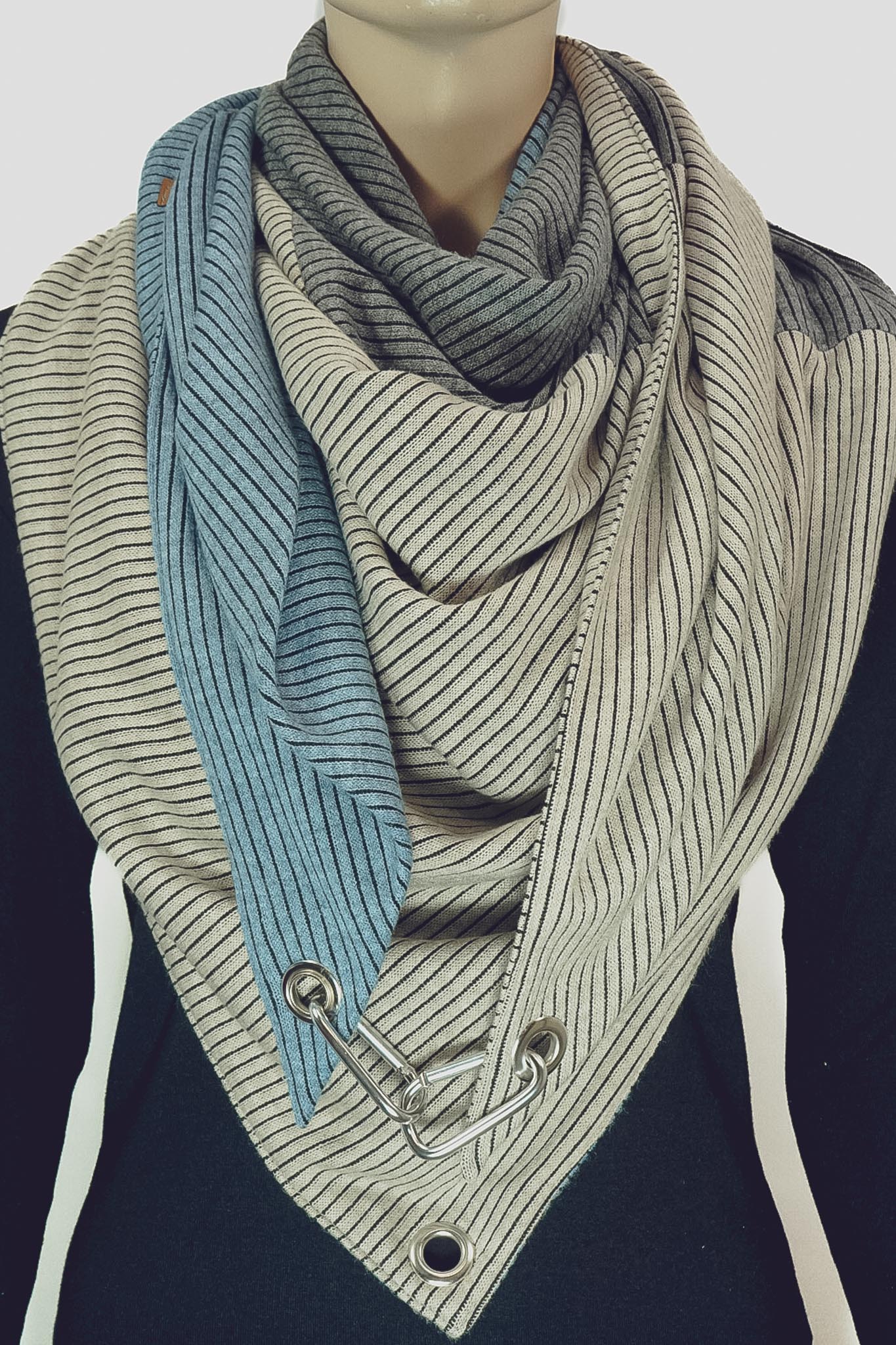 Dreieckstuch mit Karabiner, pastelliger Rippstrick, blau/grau/sandbeige