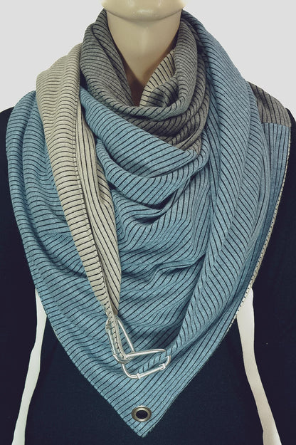Dreieckstuch mit Karabiner, pastelliger Rippstrick, blau/grau/sandbeige