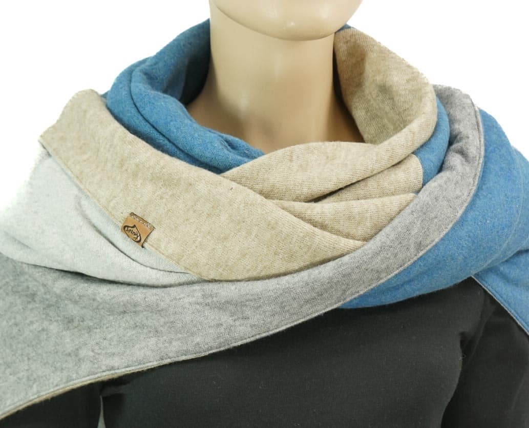 Dreieckstuch mit Karabiner, Colourblocking in weichem Strick, wollweiß-beige-blau-hellgrau