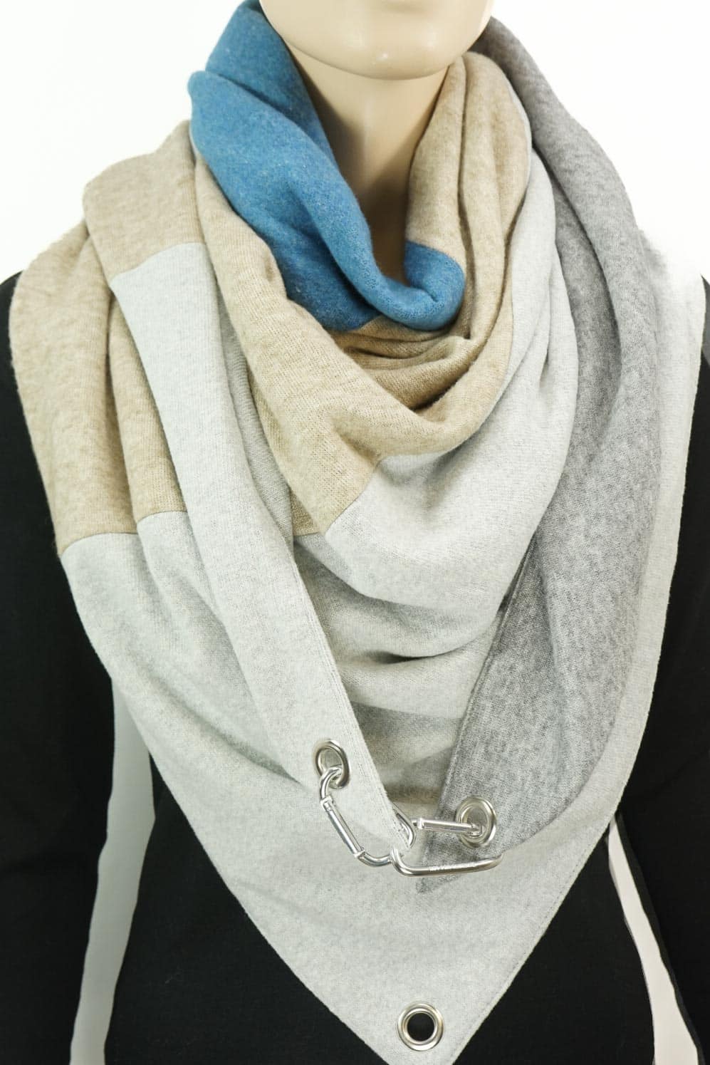 Dreieckstuch mit Karabiner, Colourblocking in weichem Strick, wollweiß-beige-blau-hellgrau