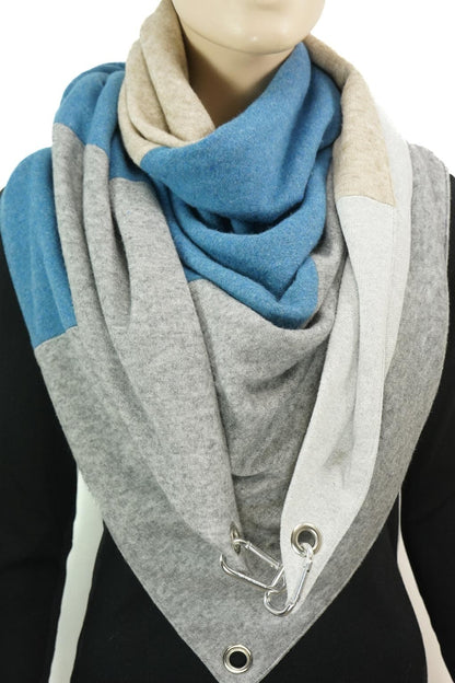 Dreieckstuch mit Karabiner, Colourblocking in weichem Strick, wollweiß-beige-blau-hellgrau