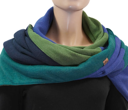 Dreieckstuch mit Karabiner, Colourblocking in weichem Strick, smaragd-royalblau-grün-marine