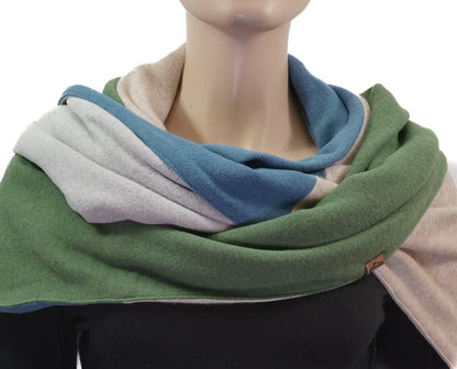 Dreieckstuch mit Karabiner, Colourblocking in weichem Strick, grün-beige-blau-hellgrau