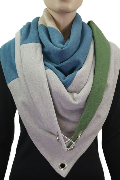 Dreieckstuch mit Karabiner, Colourblocking in weichem Strick, grün-beige-blau-hellgrau