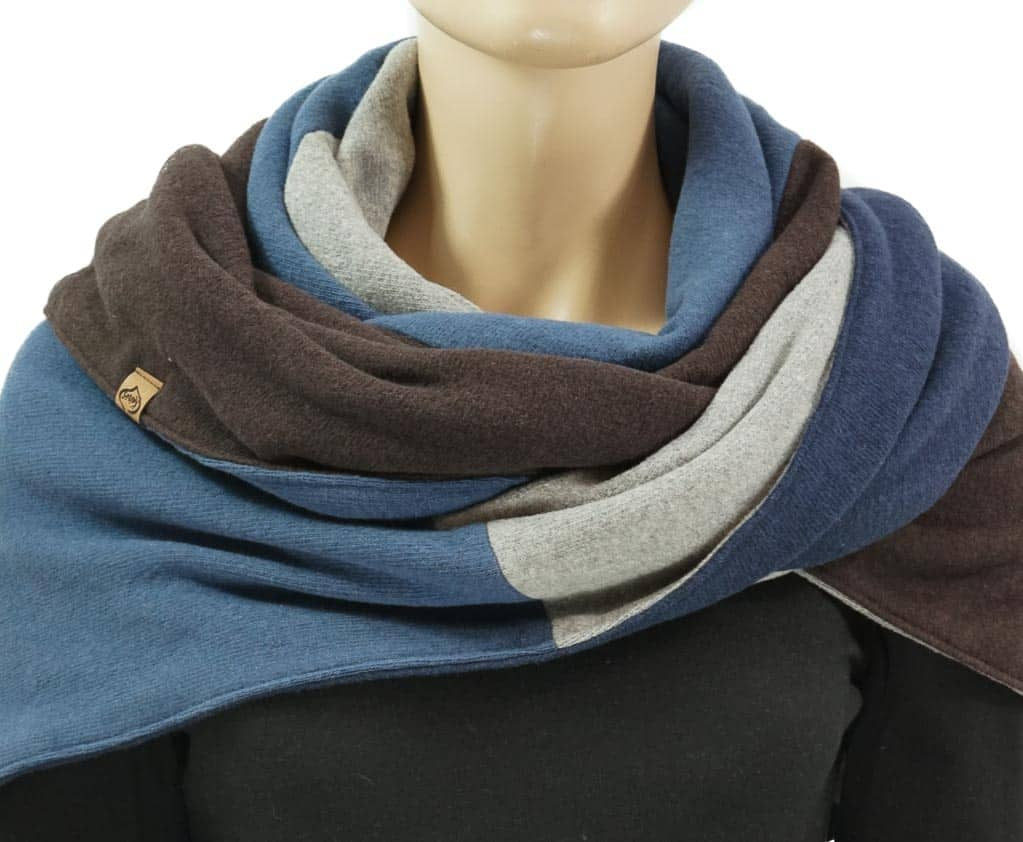 Dreieckstuch mit Karabiner, Colourblocking in weichem Strick, dunkelbraun-blau-hellgrau-marine