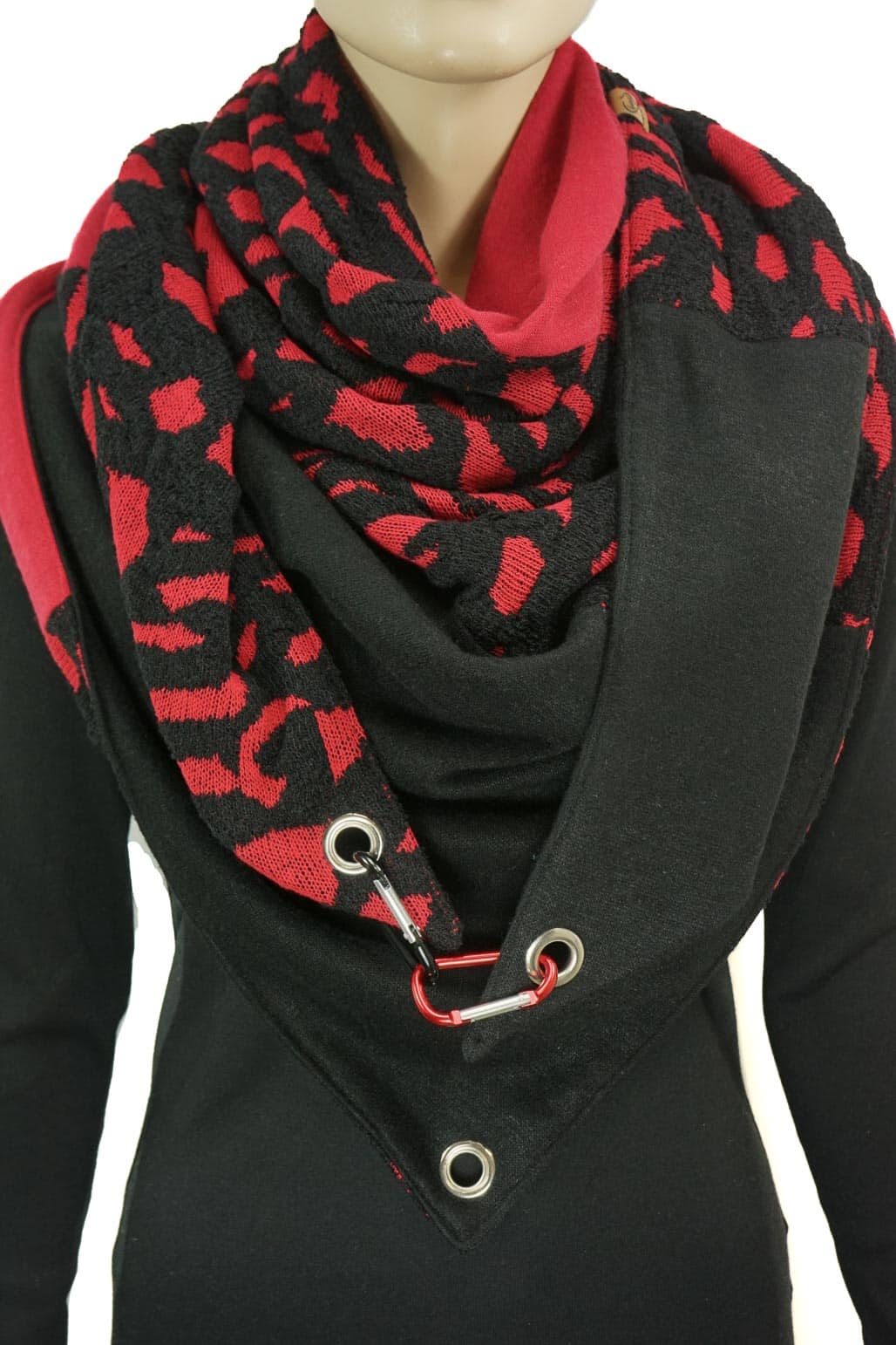 Dreieckstuch mit Karabiner, kuschliger Strick schwarz/rot