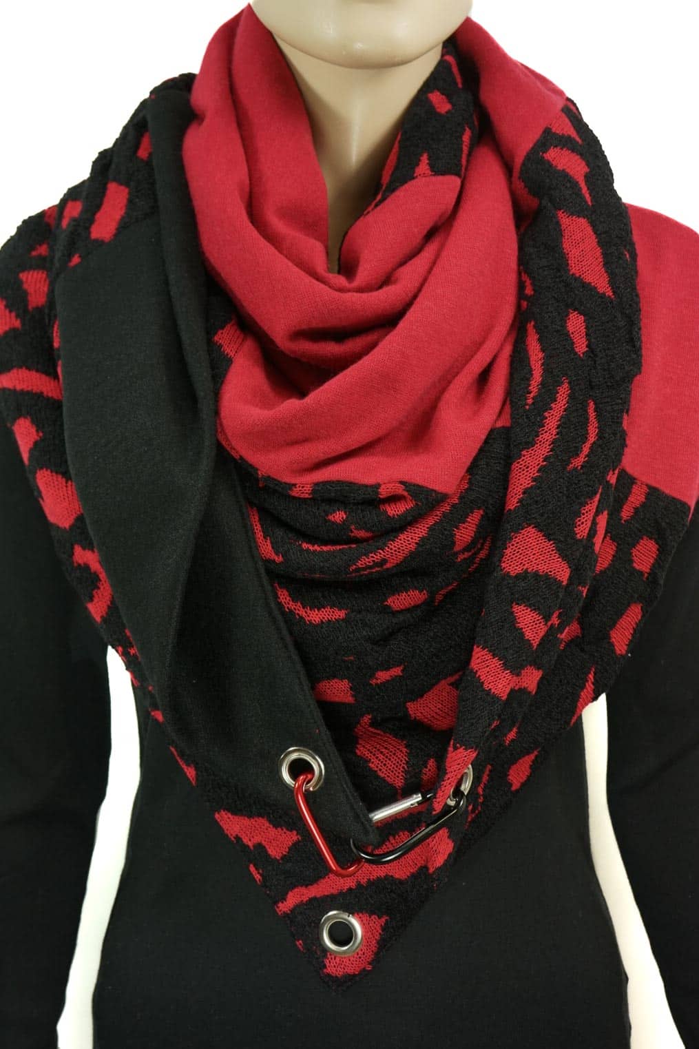 Dreieckstuch mit Karabiner, kuschliger Strick schwarz/rot
