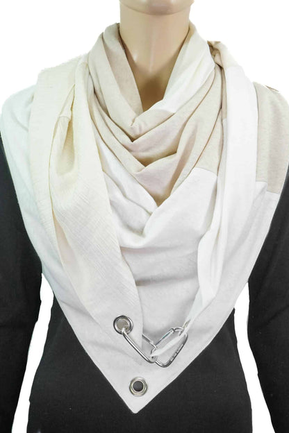 Dreieckstuch mit Karabiner, Materialmix in creme-sand Nuancen