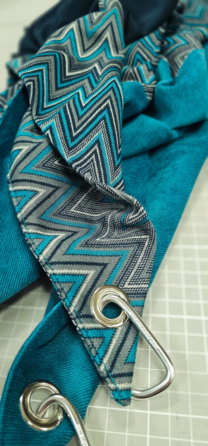 Dreieckstuch mit Karabiner, Chevron in türkis/petrol mit marine