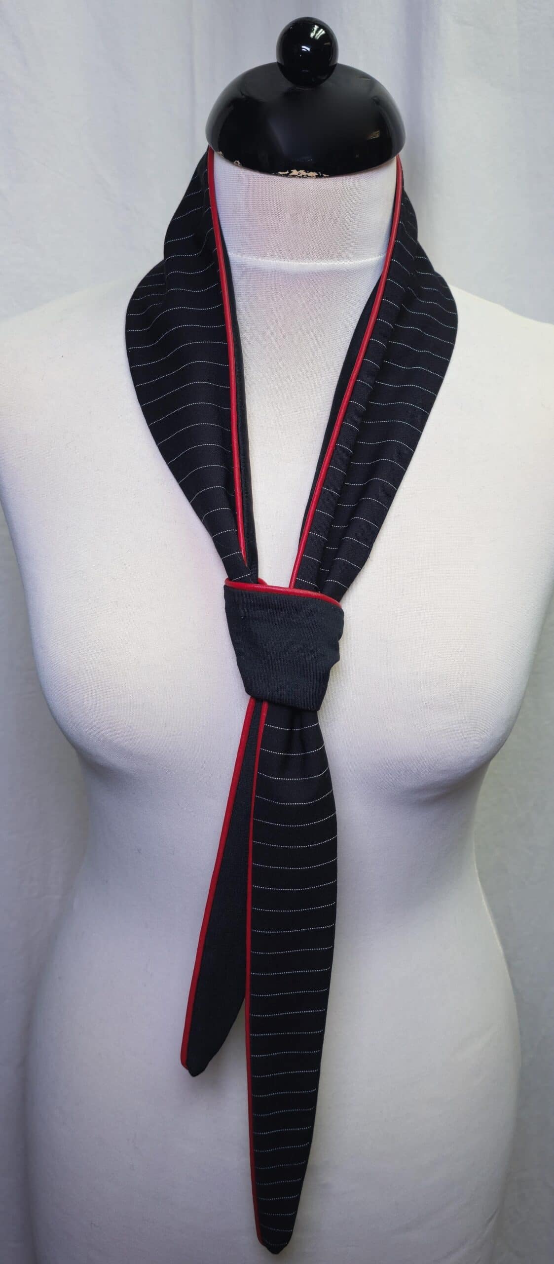 MINI Schal Nadelstreifen-schwarz mit roter Paspel
