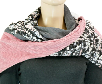 Dreieckstuch mit Karabiner, gemütlicher Allrounder in rosa/grau/naturweiß