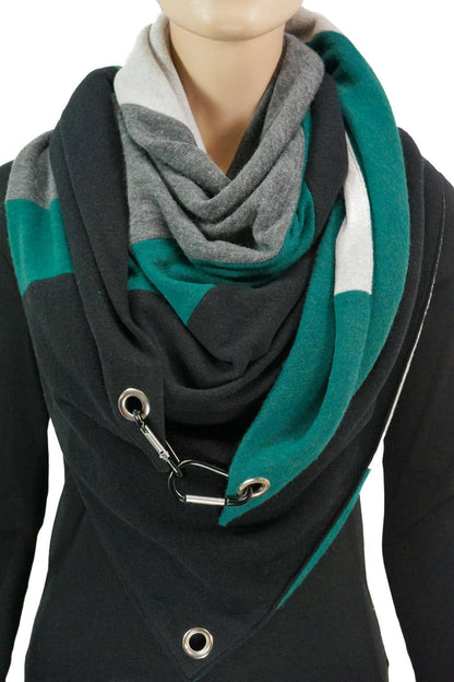 Dreieckstuch mit Karabiner, Colourblocking in weichem Strick, smaragdgrün-grau-weiß-schwarz