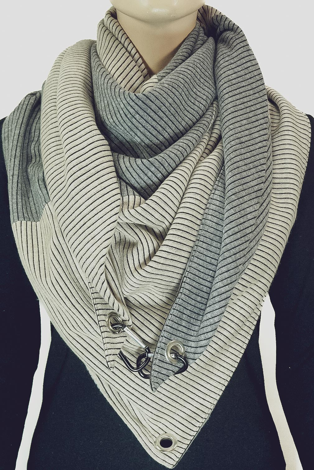 Dreieckstuch mit Karabiner, pastelliger Rippstrick, grau/sandbeige
