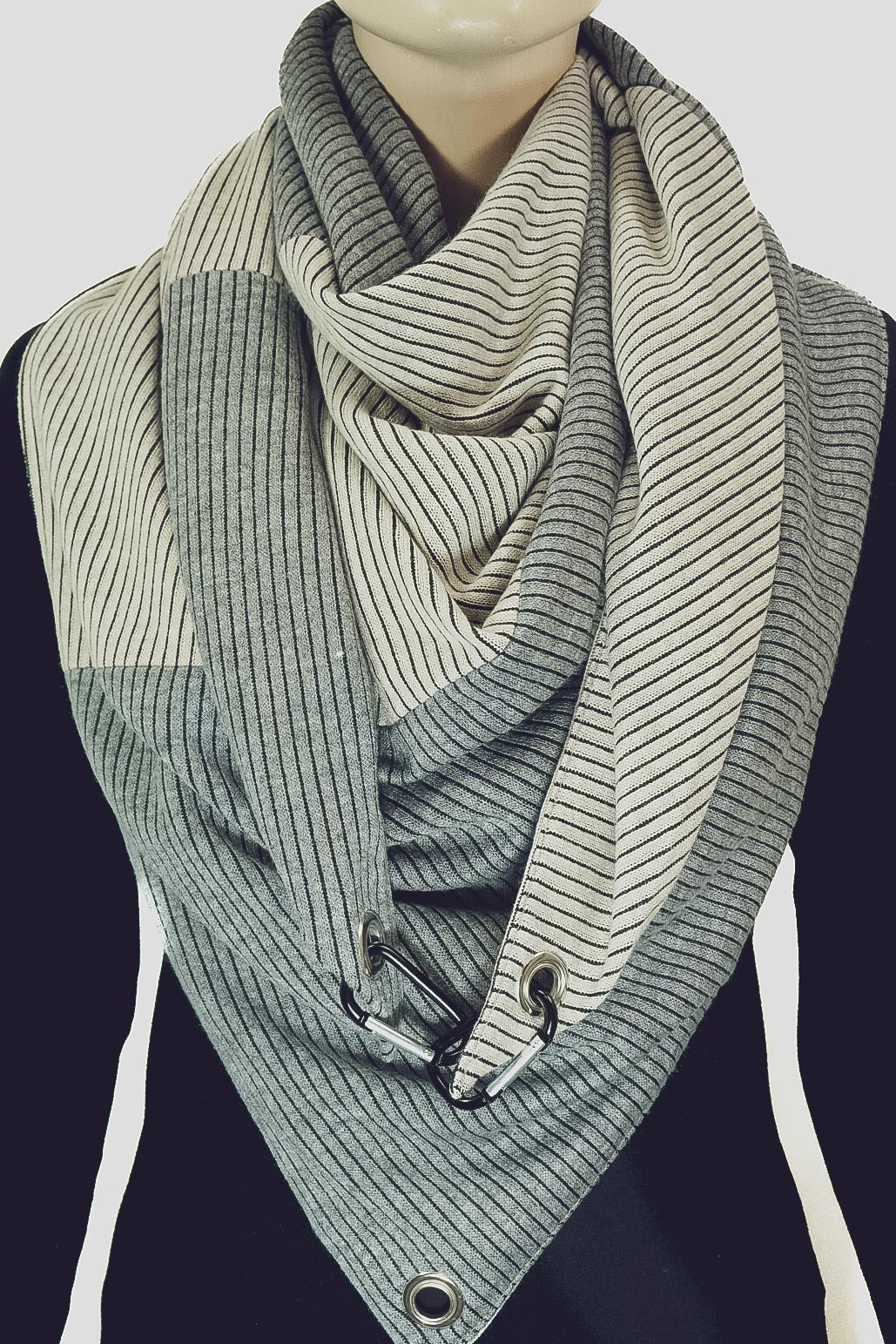 Dreieckstuch mit Karabiner, pastelliger Rippstrick, grau/sandbeige