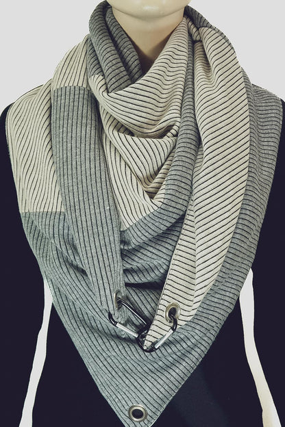 Dreieckstuch mit Karabiner, pastelliger Rippstrick, grau/sandbeige