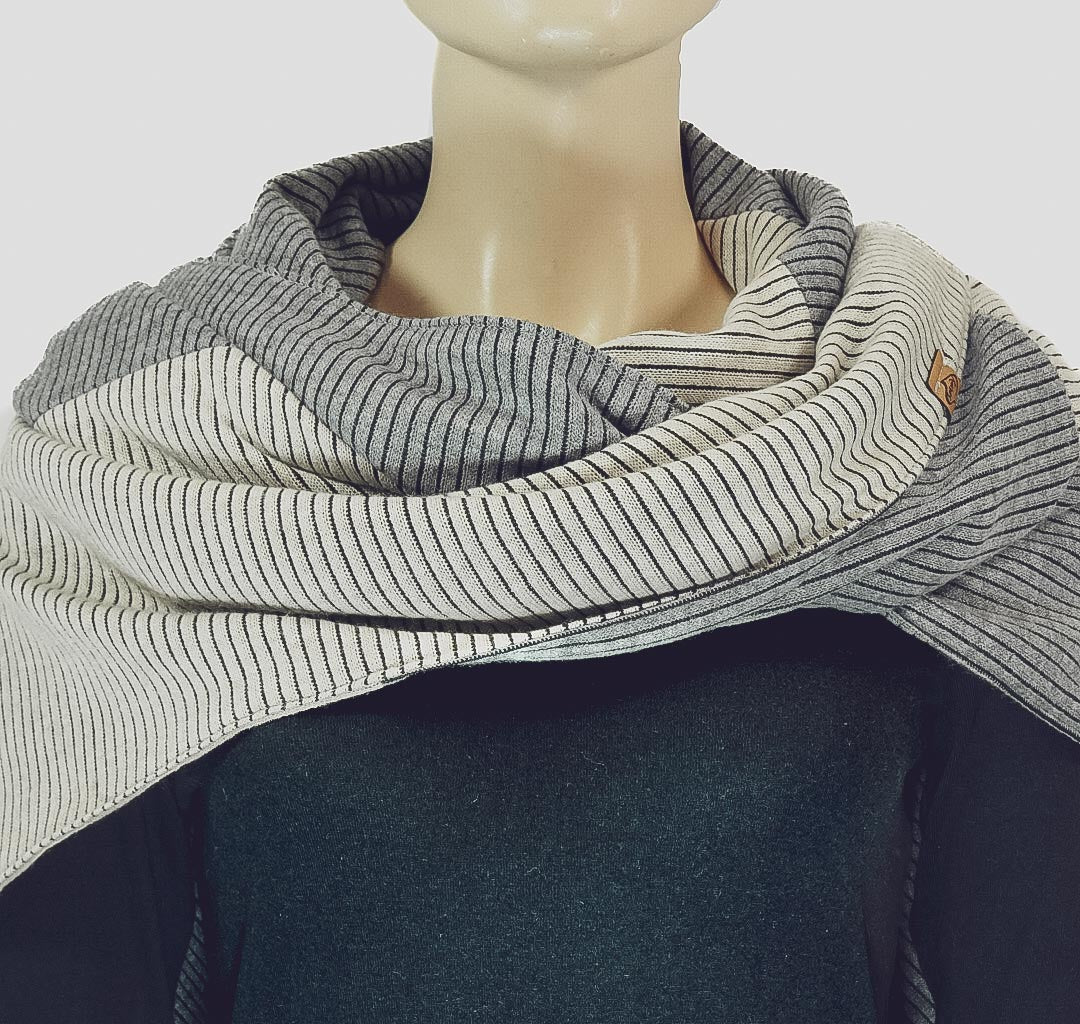 Dreieckstuch mit Karabiner, pastelliger Rippstrick, grau/sandbeige
