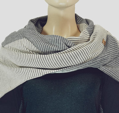 Dreieckstuch mit Karabiner, pastelliger Rippstrick, grau/sandbeige
