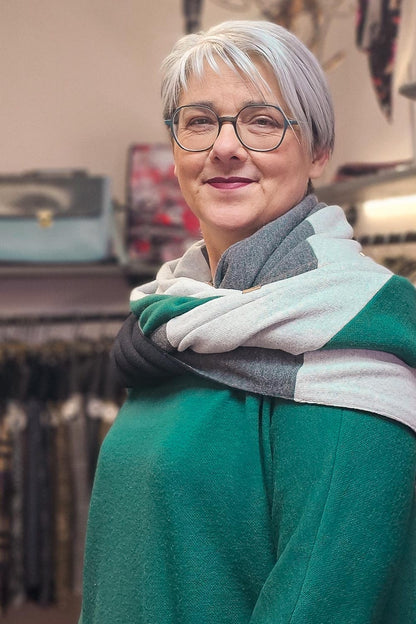 Dreieckstuch mit Karabiner, Colourblocking in weichem Strick, smaragdgrün-grau-weiß-schwarz