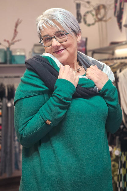Dreieckstuch mit Karabiner, Colourblocking in weichem Strick, smaragdgrün-grau-weiß-schwarz
