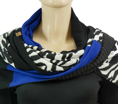 Dreieckstuch mit Karabiner, Zebra Strick-Mix mit Royalblau