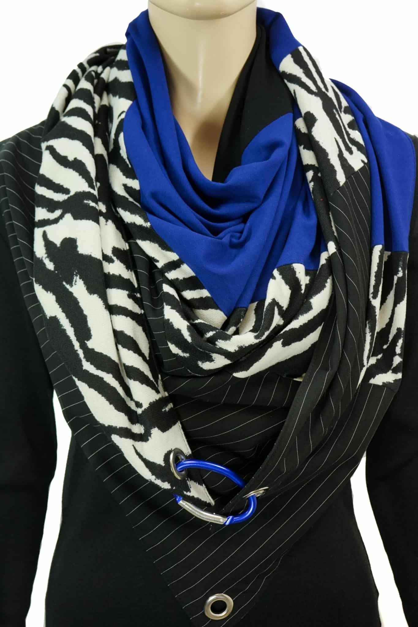 Dreieckstuch mit Karabiner, Zebra Strick-Mix mit Royalblau