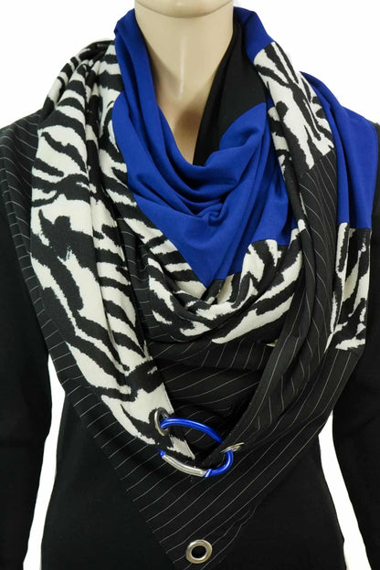 Dreieckstuch mit Karabiner, Zebra Strick-Mix mit Royalblau
