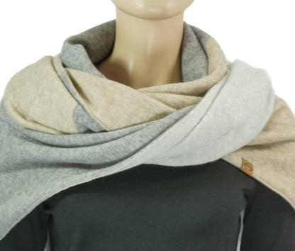 Dreieckstuch mit Karabiner, Colourblocking in weichem Strick, wollweiß-hellgrau-sand