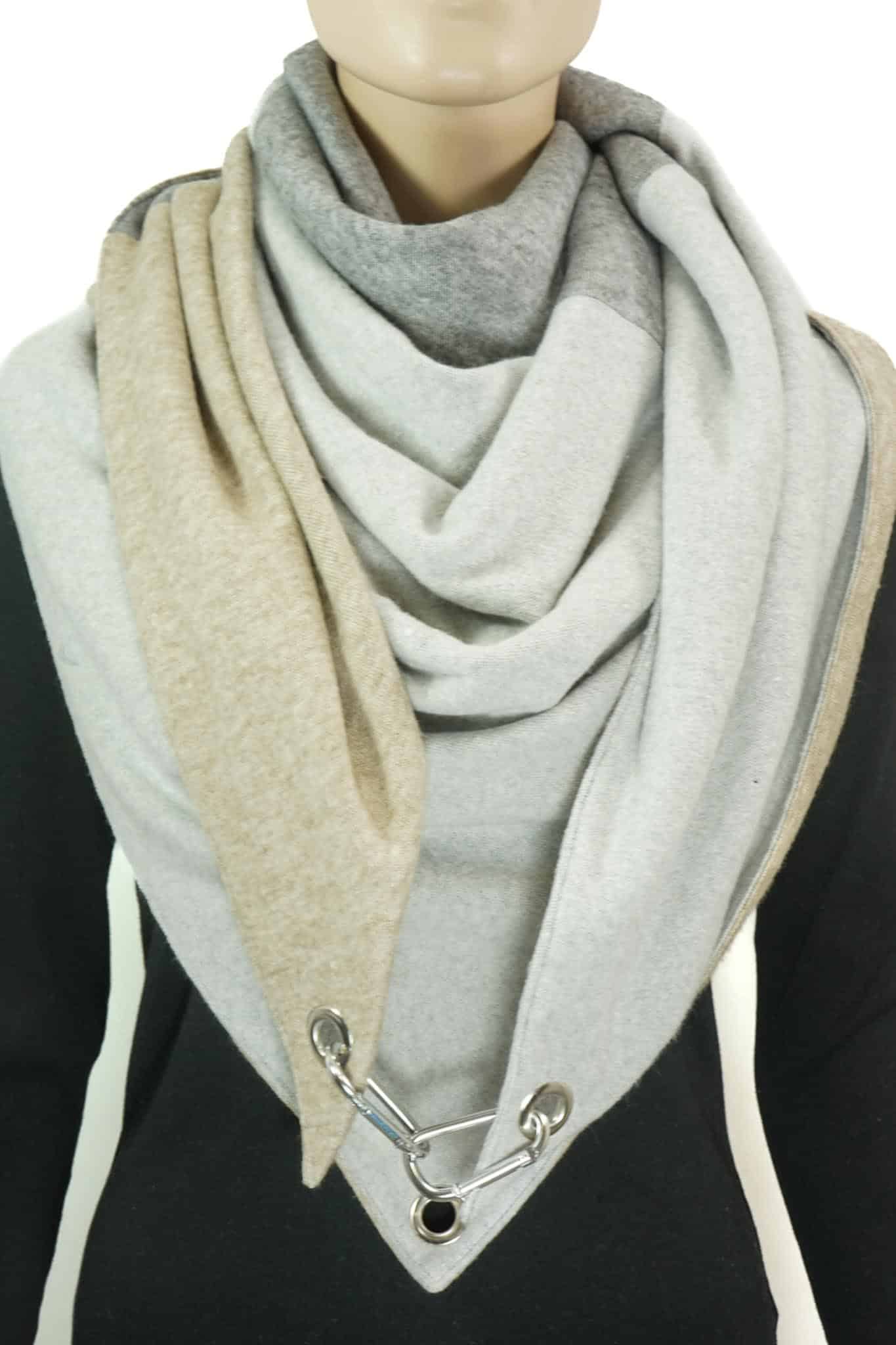Dreieckstuch mit Karabiner, Colourblocking in weichem Strick, wollweiß-hellgrau-sand