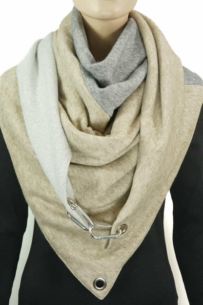 Dreieckstuch mit Karabiner, Colourblocking in weichem Strick, wollweiß-hellgrau-sand