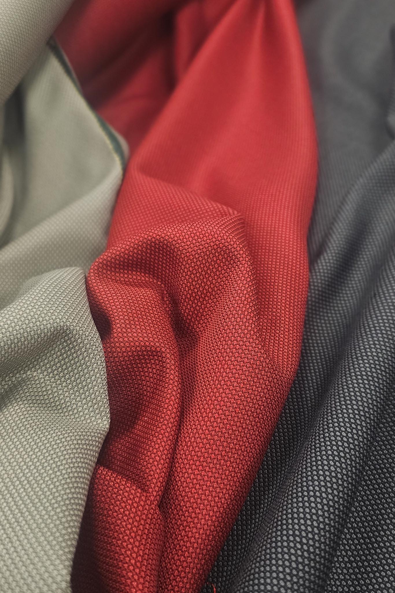 Dreieckstuch mit Karabiner, Colour blocking, Schwarz-Rot-Anthrazit